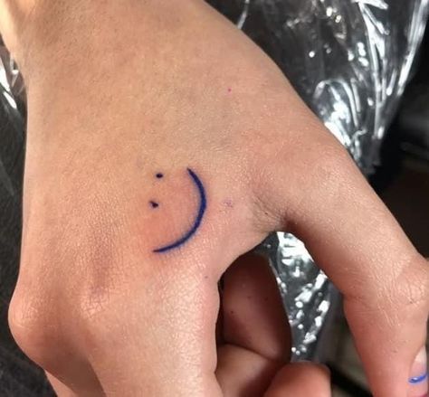 Heartstopper Smiley Face Hand, Heart Stopper Tattoo, Heartstopper Leaves Tattoo, Heartstopper Nails Ideas, Heartstopper Tattoo Ideas, Heartstopper Tattoo, Heart Stopper, Alice Book, Fun Crafts To Do