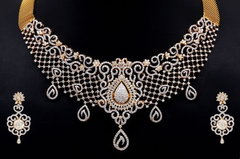 Indian Diamond Necklace, Simple Bridal Jewelry, Jewellery Board, Diamond Earrings For Women, Bridal Jewels, Perhiasan India, Necklace Set Indian, Designer Diamond Jewellery, Diamond Heart Pendant Necklace