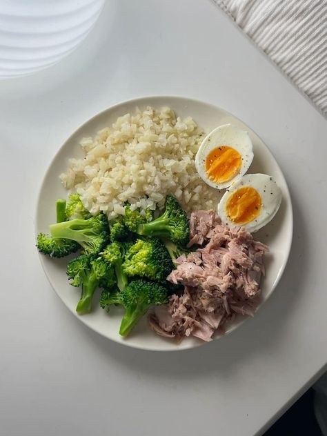 Low Cal Rice, Tuna And Broccoli, Food Inspo Aesthetic, Low Cal Lunch, Rice With Egg, Healthy Protein Meals, Easy Healthy Meal Prep, Low Cal Recipes, Healthy Food Dishes