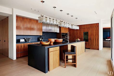 Architectural designer Thomas Juul-Hansen, decorator Amy Lau, and entrepreneur Michael Hirtenstein - A stunning Manhattan apartment. Manhattan Kitchen, Countertop Inspiration, Black Countertop, Kitchen Renovation Inspiration, Outdoor Kitchen Countertops, Black Countertops, Cabinetry Design, Nova York, Kitchen Cabinetry