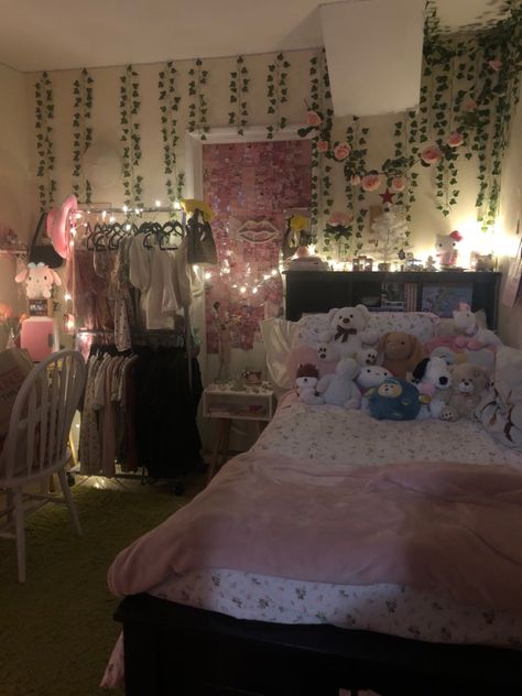 Pink Room With Vines, Full Size Bed Aesthetic, Flower Vine Room Decor, Hexagon Room Layout, Girly Cottage Core Bedroom, Sister Bedroom Ideas Shared Rooms Aesthetic, Bed Next To Wall, Aesthetic Twin Bed, Flower Room Aesthetic