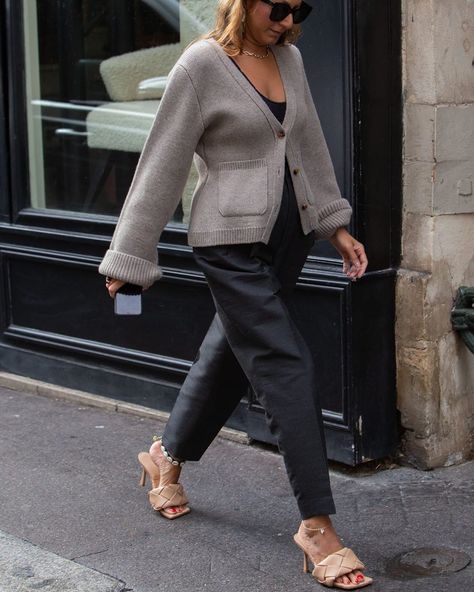 Ramya Giangola Street Style — Tan Cardigan Sweater, Black Pants, and Neutral Bottega Veneta Mule Sandals Bottega Veneta Mules Outfit, Cardigan Street Style, Monochrome Clothes, Bottega Veneta Mules, Mules Outfit, Chic Cardigan, Tan Cardigan, Weekend Outfits, Fall Cardigans