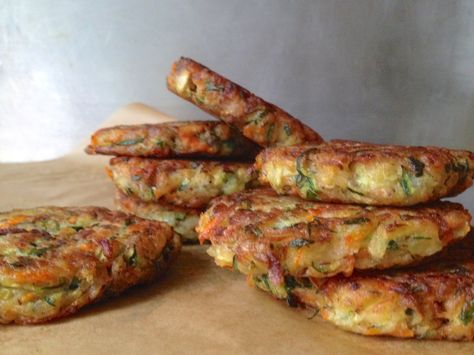 traditional Greek squash fritters / kolokithokeftedes Greek Beverages Traditional, Greek Squash, Lenten Meals, Squash Patties, Squash Fritters, Lenten Recipes, Greek Foods, Greek Cooking, Zucchini Fritters