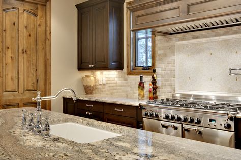 How to Match Backsplash with Granite Countertops [INFOGRAPHIC] Travertine Tile Backsplash, Types Of Kitchen Cabinets, Granite Kitchen Counters, Travertine Backsplash, Granite Backsplash, Off White Kitchens, Stone Backsplash, Design Your Kitchen, Granite Countertops Kitchen