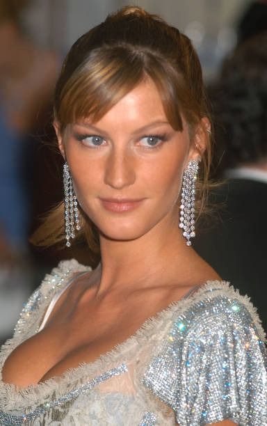 24,327 Gisele Bundchen Photos & High Res Pictures - Getty Images Gisele Bundchen Dark Hair, Gisele Bundchen Wellness, Gisele Bundchen Cover, Gisele Bundchen Hair, Gisele Freund Photographs, Gisele Bundchen Dolce And Gabbana 2003, Gisele Bundchen Style, Bangs Short, Gisele Bündchen