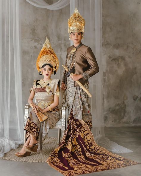 Payas agung - Baju pernikahan adat Bali. Pakaian tradisional Indonesia. Balinese traditional clothing. Pic from instagram: puribalisalon #culture #budaya #costume #asia #ancient #attire #outfit #bride #bridal #clothes Balinese Wedding Dress, Bali Traditional Clothes, Pernikahan Adat Bali, Tea Moodboard, Ide Prewedding, Prewedding Bali, Balinese Wedding, Fire Planet, Adat Bali