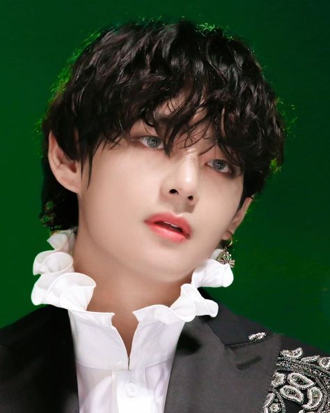 ❥ when taehyung posted the photo of himself after he removed his perm, i may or may not have cried a little 😔👉🏻👈🏻 may kim taehyung's black perm (november 2019 - march 2020) rest in peace in the "iconic taehyung hairstyle" hall of fame, right up there with his 2018 black & blonde mullet 😌😤✊🏻⁣ Princes Fashion, Mma 2019, 얼굴 드로잉, Hxh Characters, 얼굴 그리기, Kpop Meme, Daegu, V Taehyung, Bts Twt