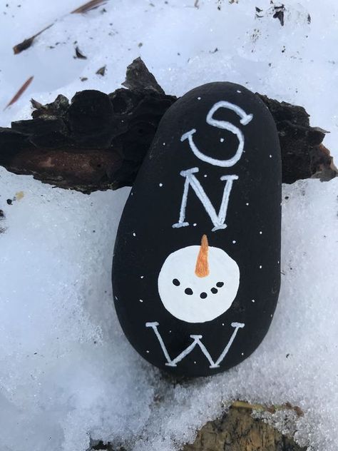 Christmas Painted Rocks Snowman, Rock Painting Winter Ideas, Snowmen Rock Painting, Snowman Rock Painting Ideas, Christmas Painted Rocks Ideas Easy, Christmas Rocks Painting Ideas, Snowman Painted Rocks, Winter Painted Rocks Ideas, Winter Painted Rocks