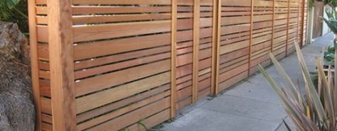 Horizontal staggered fence Mid Century Modern Fence, Modern Wood Fence, Good Neighbor Fence, Wood Fence Gates, Wood Fence Design, Pergola Diy, Privacy Fence Designs, Front Fence, Horizontal Fence