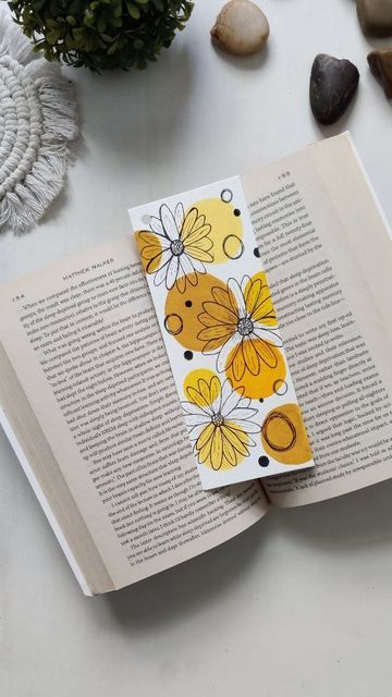 Acrylic Painted Bookmark Ideas, Book Mark Ideas Easy, Bookmark Ideas Aesthetic, Boho Bookmarks, Journal Dividers, Diy Bookmark Ideas, Bullet Journal Dividers, Bookmark Acrylic, Bookmark Diy