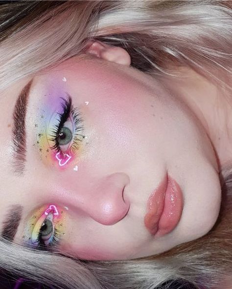 𝘮 𝘦 𝘭 𝘪 𝘴 𝘴 𝘢 💫 (@meyloetta) • Instagram photos and videos Pastel Rainbow Makeup, Heart Makeup, Electric Forest, Rainbow Makeup, Fall Makeup Looks, Fall Makeup, Rainbow Heart, Creative Makeup, Pastel Rainbow