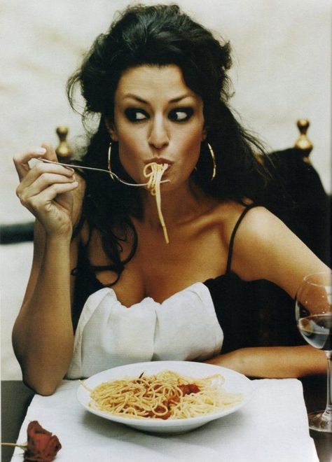 Eating Spaghetti, Sofia Loren, Italian Life, Italian Lifestyle, Italian Beauty, Italian Women, People Eating, Italian Summer, Sophia Loren