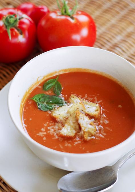 Make a simple homemade tomato soup using 2 lbs of fresh picked tomatoes along with some onion, garlic, fresh basil and a good blender. Yum! via @cleverlysimple Cleverly Simple, Homemade Tomato Basil Soup, Tomato Basil Bisque, Tomato Basil Soup Recipe, Stews Recipes, Homemade Tomato Soup, Vegetarian Soups, Completely Delicious, Soups Recipes