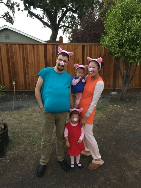 Peppa pig, mommy pig, daddy pig and George. Halloween 2015. DIY. Family peppa pig costume. Peppa And George Costumes, Peppa Pig Family Costume, George Pig Costume, Peppa Pig Costume Diy, Cutesy Costumes, Pig Costume Diy, Peppa Halloween, Peppa Pig Halloween Costume, Peppa Pig Costume