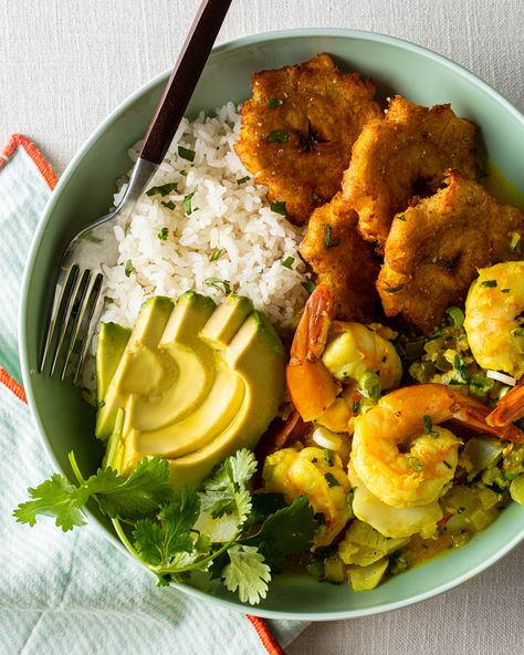 Shrimp And Tostones Recipe, Shrimp Tostones, Plantain Chips, Best Seafood Recipes, Colombian Food, Plantains Fried, Clam Chowder, Eat The Rainbow, Shrimp Recipes