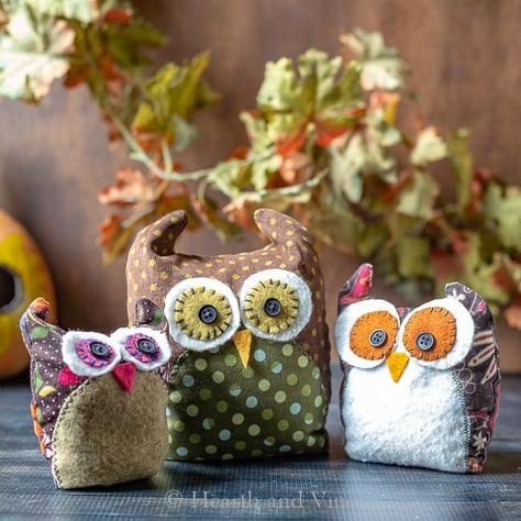 Pinboard Diy, Fabric Owls, Owl Tutorial, Owl Sewing, Fall Sewing, Scrap Fabric Crafts, Scrap Fabric Projects, Owl Fabric, Owl Crafts