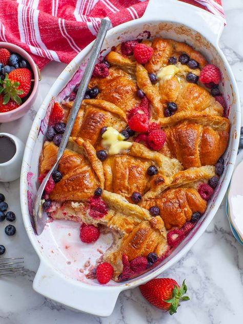 French Toast Casserole With Berries, Breakfast Casserole With Croissants, Croissant French Toast Casserole, French Toast Breakfast Casserole, Croissant Breakfast Casserole, Casserole Crockpot Recipes, Breakfast Casserole French Toast, Croissant French Toast, French Toast Casserole Overnight