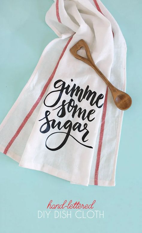 Gimme Some Sugar DIY Dish Cloth Gift - Persia Lou Hand Lettering Diy, Htv Ideas, Gimme Some Sugar, Diy Kitchen Projects, Diy Dish, Handmade Holiday Gifts, Vinyl Rolls, Silhouette Ideas, Kitchen Crafts