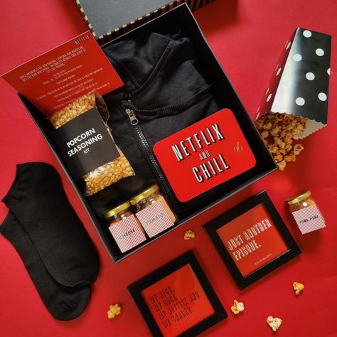 Netflix And Chill Gift Basket Ideas, Netflix Gift Basket, Movie Night Box, Pr Unboxing, Diy Christmas Gifts For Boyfriend, Movie Night Gift Basket, Movie Night Gift, Gift Baskets For Him, Netflix Gift