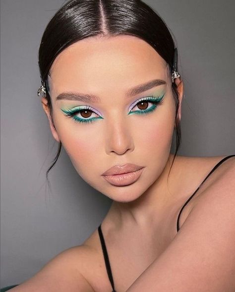 Minimal Makeup Routine, Little Mermaid Makeup, Ariel Makeup, Blue Eyeshadow Makeup, Summer Makeup Trends, Blue Eyeshadow Looks, Prom Makeup Looks, Summer Makeup Looks, Chic Makeup