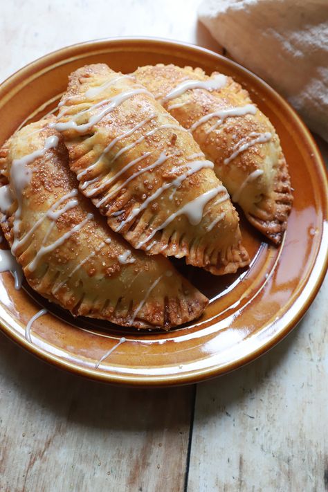 Apple Empanadas Recipe Easy, Empanadas Recipe Easy, Empanadas Apple, Fruit Empanadas, Apple Empanadas Recipe, Empanadas Easy, Caramel Apple Empanadas, Gluten Free Pastry Dough, Dessert Empanadas