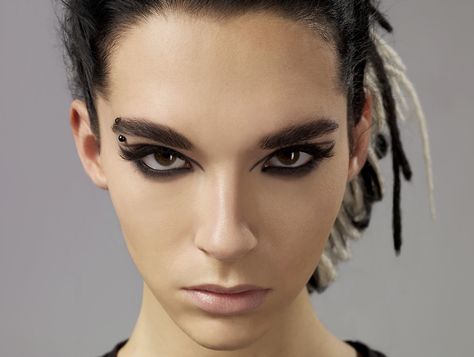 Bill's beauty was sublime by any standard, and it's really what made Tokio Hotel such a unique phenomenon. In August 2008 he was voted the most attractive singer by readers of the Spanish magazine Hola. He was also immortalized in wax at Madame Tussaud's Museum in Berlin on September 30, 2008. Only 19 years old when his likeness was made, he earned the distinction of being the youngest person ever to be represented at the museum. 00s Nostalgia, Tokyo Hotel, Georg Listing, Tokyo Hotels, Bill Kaulitz, Tom Kaulitz, Without Makeup, Tokio Hotel, Snoop Dogg