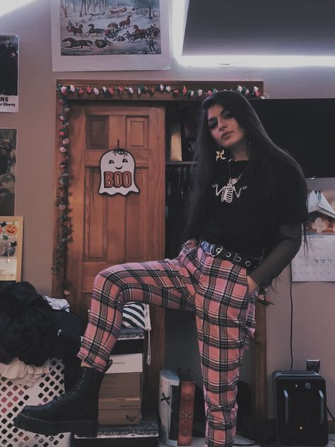 Pink Plaid Pants Outfit, Pink Grunge Aesthetic Outfits, Peyton Core, Pink Plaid Pants, Pink Grunge Aesthetic, Aesthetic Plaid, Plaid Pants Outfit, Soft Goth, Pink Grunge