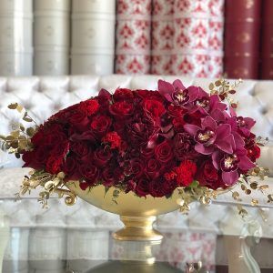 Holiday Dinner Table Decorating Tips – Flower Blog, Information on Flowers | J’Adore Les Fleurs Holiday Floral Arrangements, Holiday Dinner Table, Send Flowers Online, Gold Vase, Christmas Flower Arrangements, Flower Boutique, Fresh Flower Delivery, Order Flowers Online, Holiday Floral