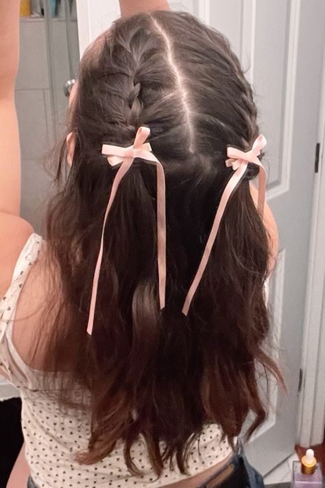 Braid Half Up, Girly Hairstyles, Bow Hairstyle, Ribbon Hairstyle, Clip Hairstyles, Peinados Fáciles Para Cabello Corto, Hair Stylies, Pink Bows, Hair Up Styles