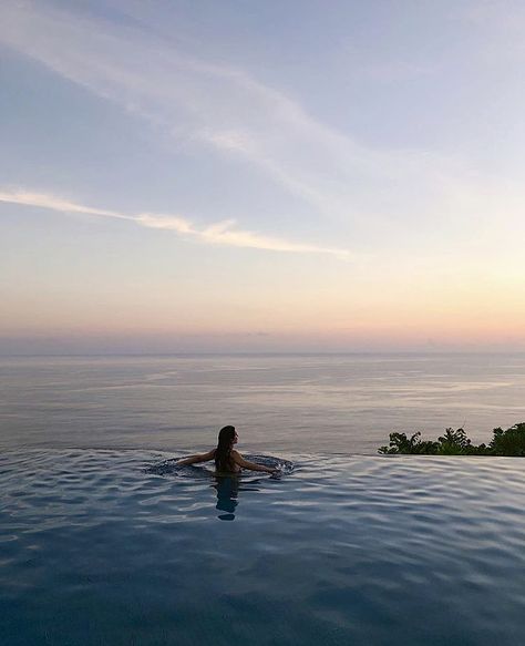 Infinite Pool Pictures, Infinity Pool Poses Photo Ideas, Infinity Pool Pictures Ideas, Infinity Pool Aesthetic, Infinity Pool Pictures, Infinity Pool Photoshoot, Infinity Pool Poses, Thailand Photo Ideas, Infinity Pool Bali