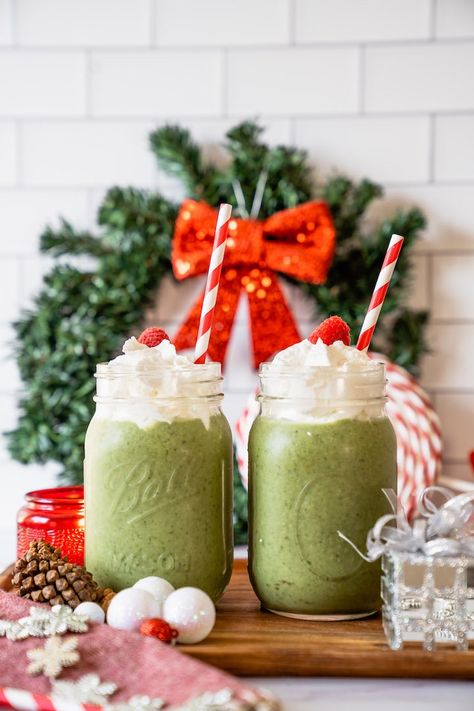 How To Make A Healthy Holiday Grinch Smoothie Grinch Smoothie, Winter Party Drinks, Holiday Smoothies, Christmas Smoothies, Winter Smoothies, Eggnog Recipe Homemade, Christmas Drinks Alcohol Recipes, Christmas Drinks Recipes, Homemade Eggnog