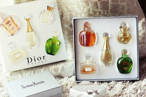 Dior mini perfume set: Dior voyage Mini Perfume Collection, Mini Perfume Set, Mini Perfume Bottles, Mini Perfumes, Perfume Mini, Beauty Mistakes, Mini Fragrance, Perfume Display, Hermes Perfume