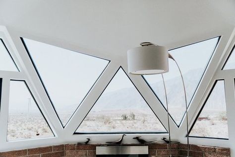 midcentury house overlooking coachella valley with puzzle of triangular and trapezoid-shaped windows Triangular Windows, Loft Houses, Triangle Window, Emily Henderson Design, Midcentury Architecture, Midcentury House, 70s House, 80s Decor, Shaped Windows