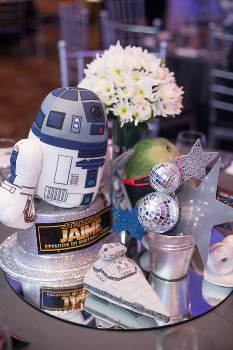 Star Wars Centerpiece, Star Wars Decorations, Decoracion Star Wars, Star Wars Baby Shower, Star Wars Theme Party, Dinner Party Decorations, Star Wars Decor, Star Wars Cake, Birthday Dinner Party