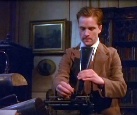 A wax cylinder sound recorder used by Adrian Rawlins' character... the original Arthur Kidd, before his screen son Daniel Radcliffe took on the role in the 2011 remake.  (The Woman In Black - 1989) Adrian Rawlins, The Monster Maker 1944, Monarch Of The Glen Tv Show, Famous Monsters Of Filmland, Judge Turpin Alan Rickman, The Woman In Black, Film Props, Famous Monsters Of Filmland Covers, Daniel Radcliffe