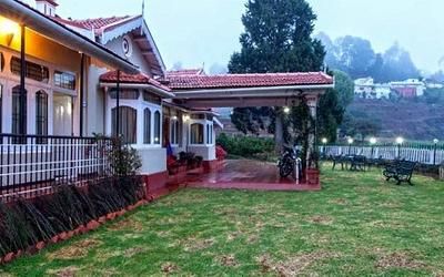 10 Best Cottages In Ooty For Couples To Visit In 2020 Jacuzzi Hotel, Cute Cottages, India Travel Places, Adventurous Things To Do, Train Tour, Family Tour, Ooty, Beautiful Pink Flowers, Green Lawn