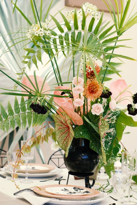 Cuban Flowers, Havana Wedding, Modern Tropical Wedding, Luxury Flower Arrangement, Tall Floral Arrangements, Tropical Flower Arrangements, Tropical Wedding Flowers, Flower Installation, Flower Store