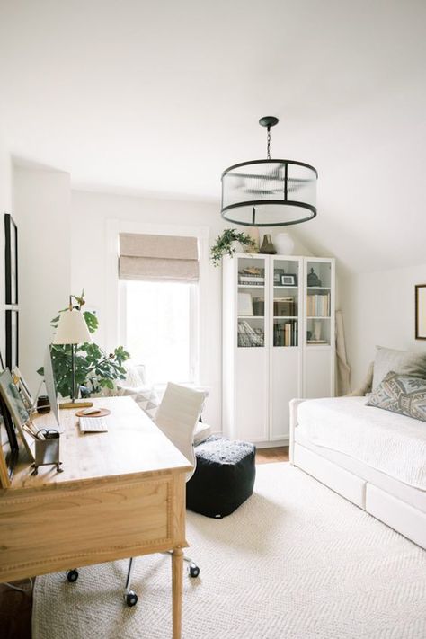 The Only 7 Office Guest Room Ideas You (Actually) Need to Know About! Home Office Ideas Spare Bedroom, Office With Daybed, Bedroom Office Combo, Spare Room Office, Guest Room Office Combo, Spare Bedroom Office, Guest Bedroom Home Office, Office Guest Bedroom, Guest Bedroom/office