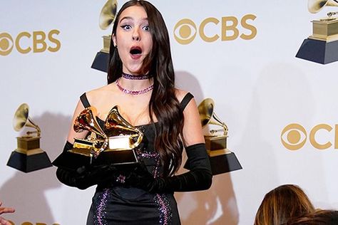 #OliviaRodrigo Drops Her #Grammy & Breaks It, Trying To Pose With All 3 Of Her Trophies Trophy Photoshoot, Grammy Awards Trophy, Awards Trophy, Olivia Rodrigo, Grammy Awards, Losing Her, First Time, Hold On, Flash