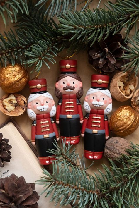 Christmas Figurines Decoration, Clay Nutcracker, Clay Christmas Tree Ornaments, Christmas Souvenirs Ideas, Christmas Souvenir, Nutcracker Christmas Tree, Diy Nature, Paper Mache Christmas, Nutcracker Decor