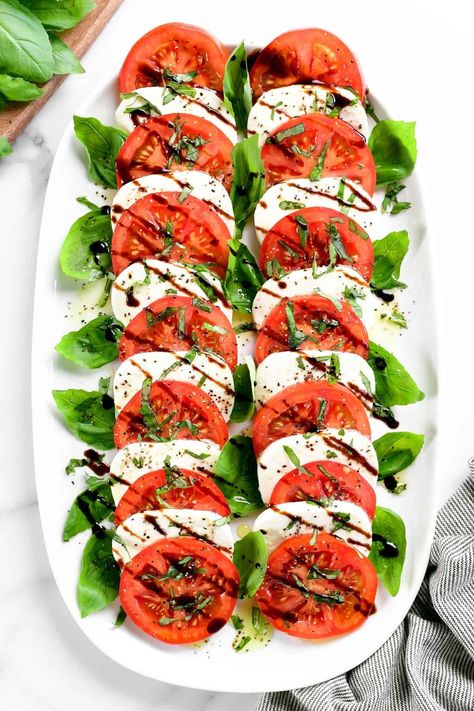 Mozzarella Caprese, Salada Caprese, Lemon Chicken With Asparagus, Tomato Mozzarella Basil, Tomato Caprese, Caprese Salad Recipe, Mozzarella Salad, Fest Mad, Beautiful Salad