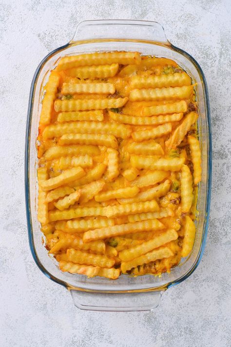 French Fry Casserole Frozen French Fries Casserole, Ground Beef Peppers And Onions, Cheeseburger French Fry Casserole, Pizza Fries Recipe, Fry Casserole, French Fry Casserole, Fried Lasagna, Ground Beef Casserole Recipes, French Fries Recipe