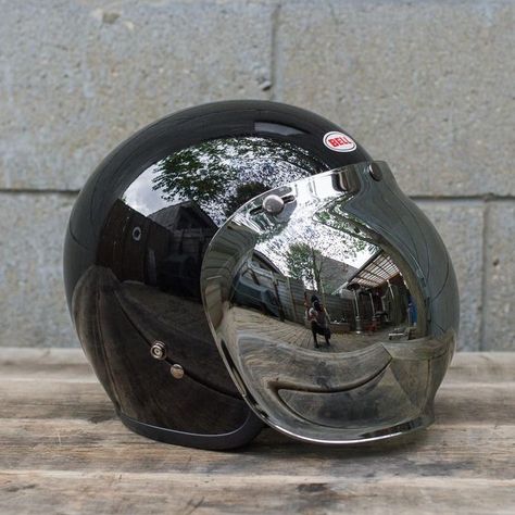 Helm Retro, Bell Custom 500, Motorcycles Helmets, Motorbike Gear, Cafe Racer Helmet, Motorcycle Helmet Design, Helmet Concept, Cool Motorcycle Helmets, Bell Helmet