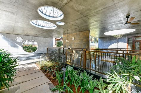 Modern Concrete House Design, Modern Concrete Homes, Circular Skylight, Concrete Cabin, Modern Concrete House, Concrete House Design, Farm Resort, Industrial Style Home, Smart Building