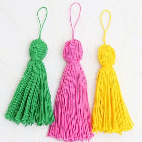 Learn how to make tassels from yarn and add them to jewelry, clutches & bags. DIY Tassels are an easy way to make your purse & clothing projects stand out. Slip Knot Crochet, Make Tassels, Diy Tassels, Infinity Scarf Knitting Pattern, Diy Tassel Garland, Tassels Tutorials, How To Make Tassels, Tassel Purse, Crochet Wall Hangings