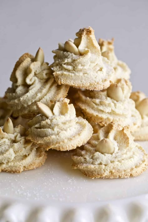 Amaretti Cookies Italian, Italian Christmas Food, Soft Amaretti Cookies, Amaretti Cookie Recipe, Food In Italy, Cookies Italian, Italian Christmas Recipes, Italian Almond Cookies, Bar Desserts