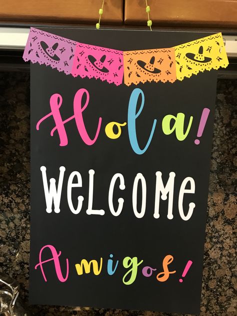 Mexican Door Decoration, Mexican Night Party Decorations, Cinco De Mayo Decorations Ideas, Mexico Party Decorations, Mexican Theme Party Outfit, Mexican Party Ideas, Welcome Back Party, Mexico Theme, Mexican Dinner Party