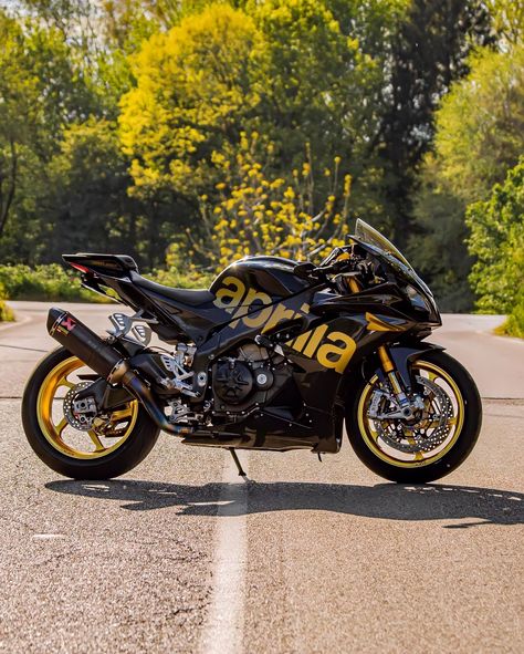 This is one of the most powerful bike out there from Aprilia which produces 200+hp and can reach up 177MPH. By gio.beggio and beggio.ph and owner adda_21_rsv4 on IG #aprilia #rsv4 #factory #suoerbike #bike #motorcycles #italianbike Aprilia 457, Aprilia Bikes, Bike Motorcycles, Initial D Car, Aprilia Motorcycles, Aprilia Rsv4, Best Motorbike, Bike Aesthetic, Pretty Bike