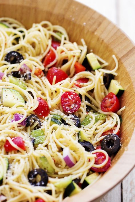 California spaghetti salad is a fresh take on pasta salad. Full of vibrant and fresh vegetables and flavor. Loaded Spaghetti, California Spaghetti Salad, California Spaghetti, Greek Spaghetti, Salad Macaroni, Resep Pasta, Spaghetti Salad, Summer Veggies, Salad Pasta