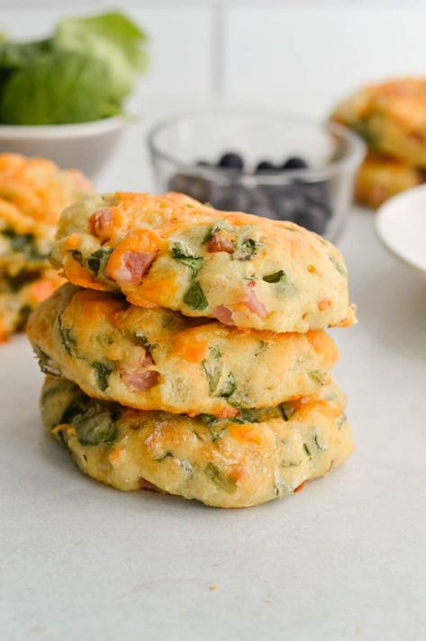 Breakfast Protein Biscuits Breakfast On The Go Healthy, Breakfast Biscuits High Protein, Healthy Breakfast Recipes To Go, Easy Savoury Breakfasts, High Fiber Breakfast Meal Prep, Savory Breakfast Biscuits, Savory Meal Prep Breakfast, Fast Breaking Meals, Healthy Breakfast Bites